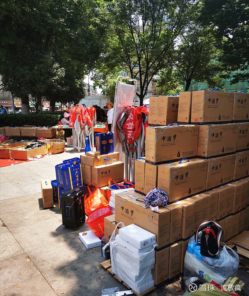 原来白酒也算地摊经济啊我路过一个摆摊点有专门卖洋河的摊位