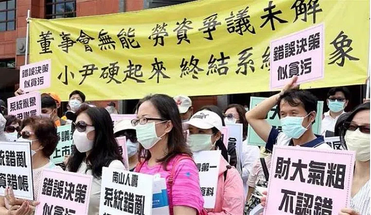 少东家 小尹被老爸推上火线 股东会 处女秀 如何过关 近年来 台湾寿险公司家族二代接班备受瞩目 近日 南山人寿 举办股东会 大股东尹衍梁之子 副董事长尹崇尧首度出席 他的 处女