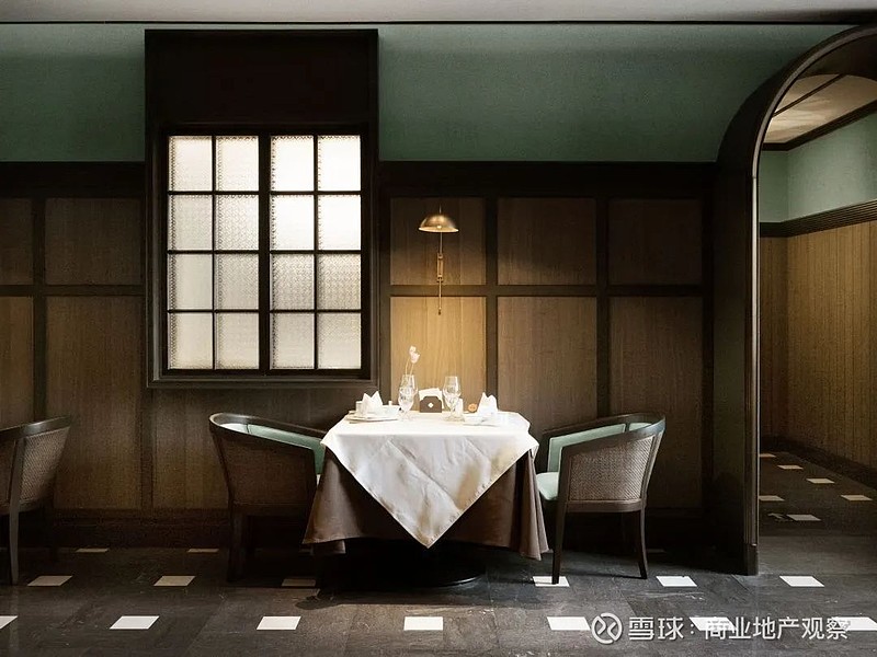 放置了巨大的蜂蜜型灯饰黑钢材与珊瑚红大理石是现代化风格中央的旋梯