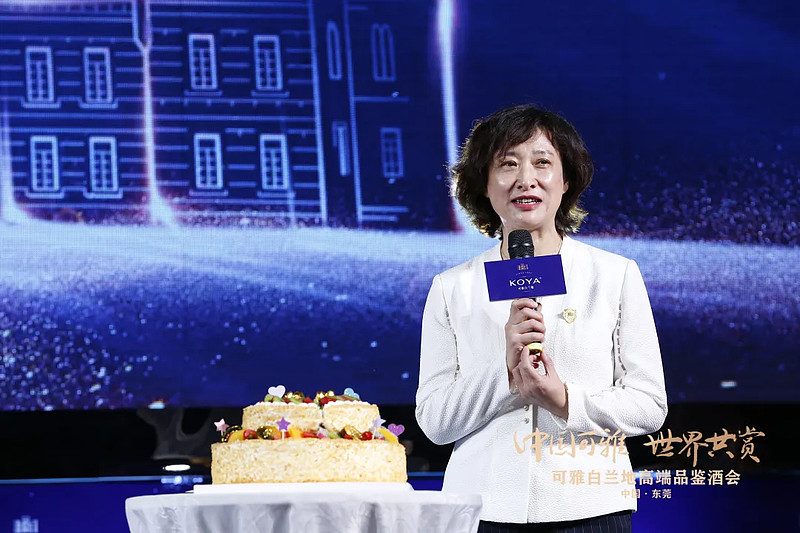 为可雅白兰地切下生日蛋糕