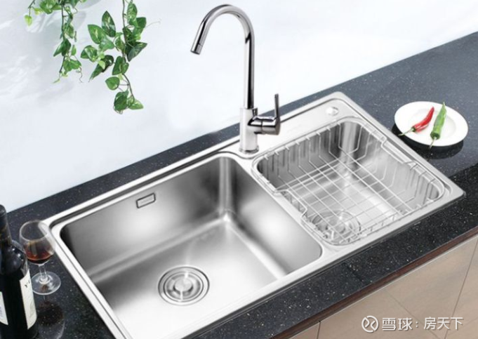 单槽or双槽 哪个好用 我家水槽没买对 老婆连厨房都不想进 来源 房天下装修设计 已获授权转载厨房用得不顺手 多半是水槽没选对 虽说水槽 是厨房中最不起眼的一个角落 但却是使用频