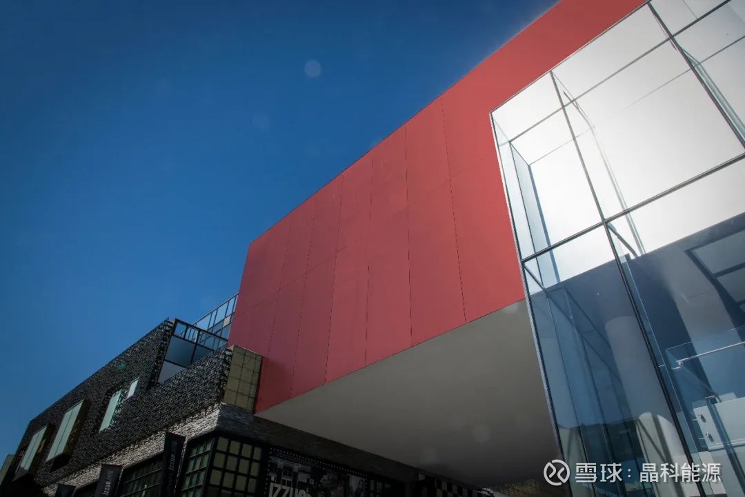 晶科能源丨一篇看懂BIPV与BAPV 7月4日，晶科能源光伏建筑一体化BIPV幕墙首次亮相山东国际太阳能展，因其缤纷的色彩瞬间惊艳全场，成为一 ...