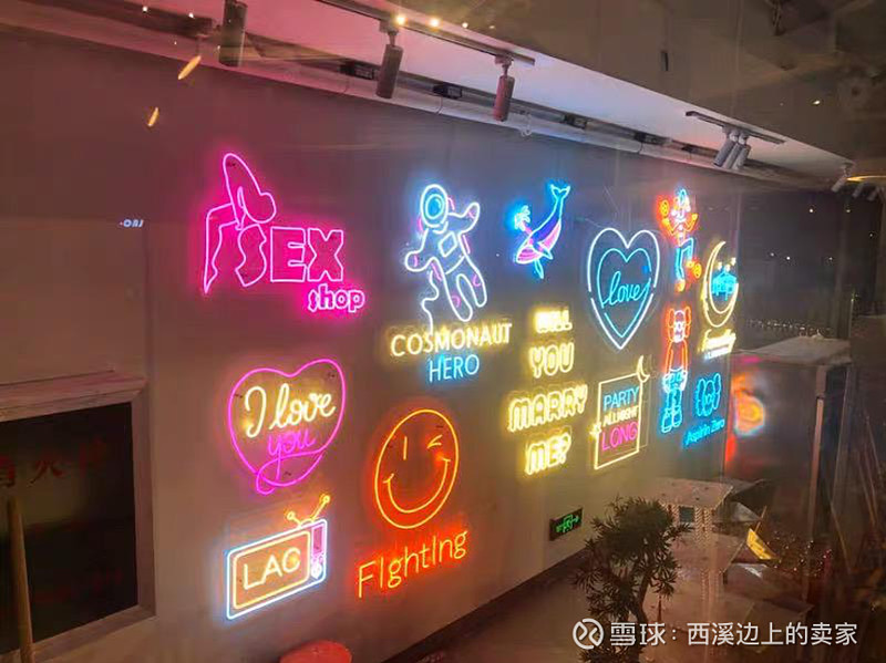 为了维持店铺的生意,除了演唱会灯牌,陈勇的店铺开始做门头发光灯牌