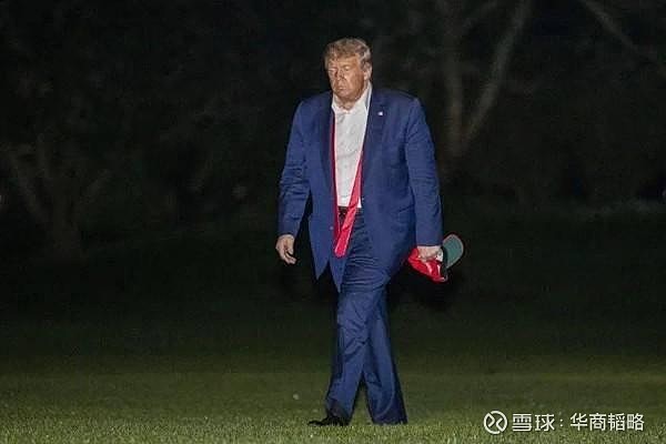 川普下了飞机,踏上白宫草坪,看上去疲惫不堪,"让美国再次伟
