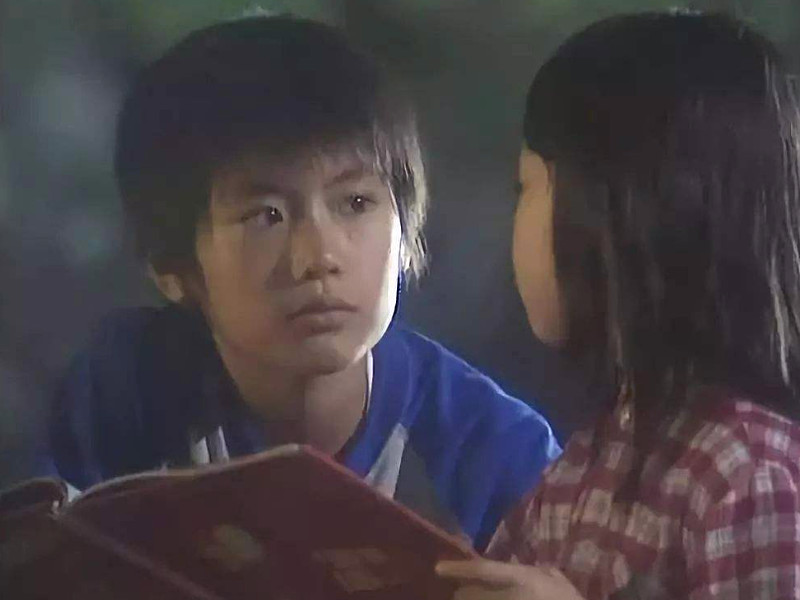 年仅5岁,他就被送到童星培训学校,7岁时参演电视剧《亚久里》出道.