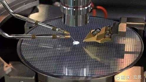 光刻机是生产芯片的核心设备，制