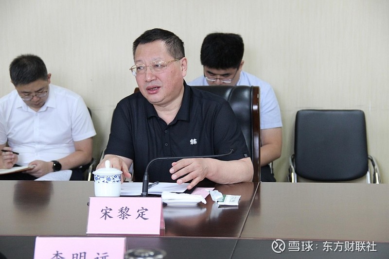 市委副书记,市长李明远在政府大楼会见了中国长城董事长宋黎定一行