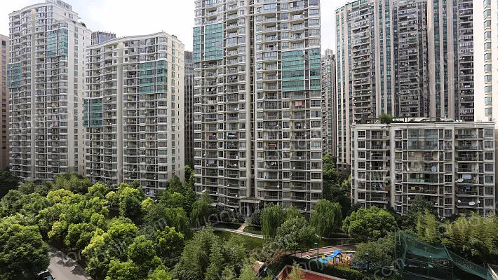 资料显示,该挂牌房源地处市中心豪宅小区莱诗邸,由凯德置地建造,小区