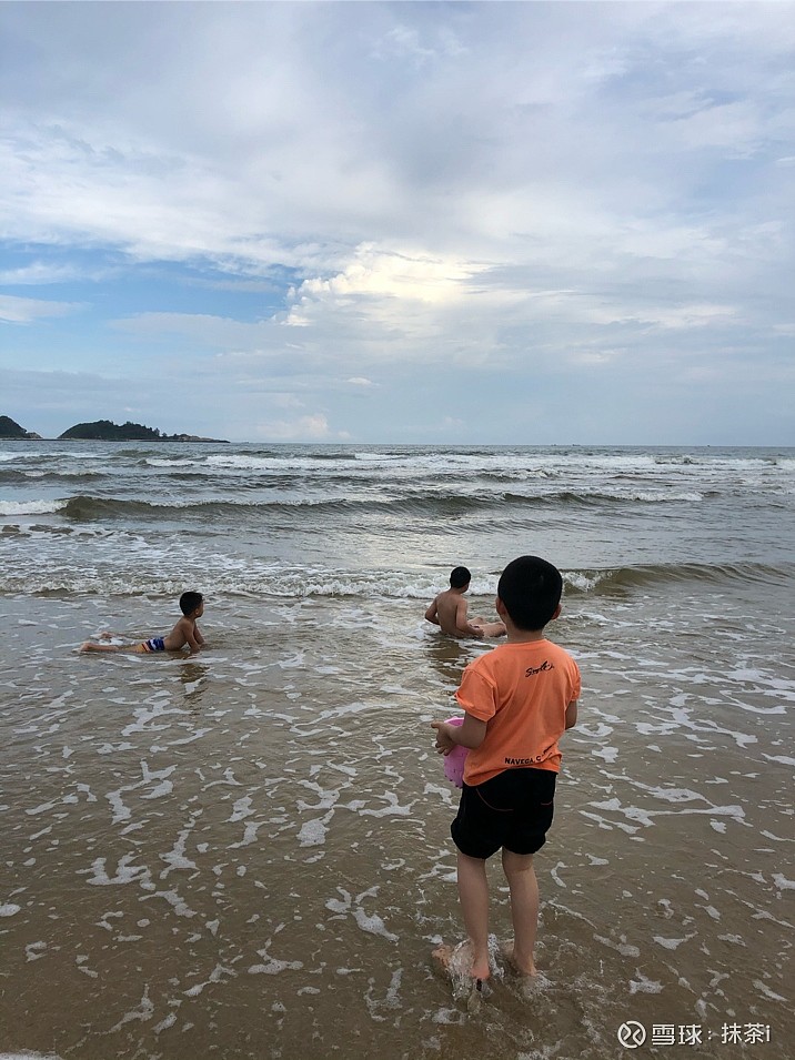 今天手机坏了，陪孩子在海边玩一