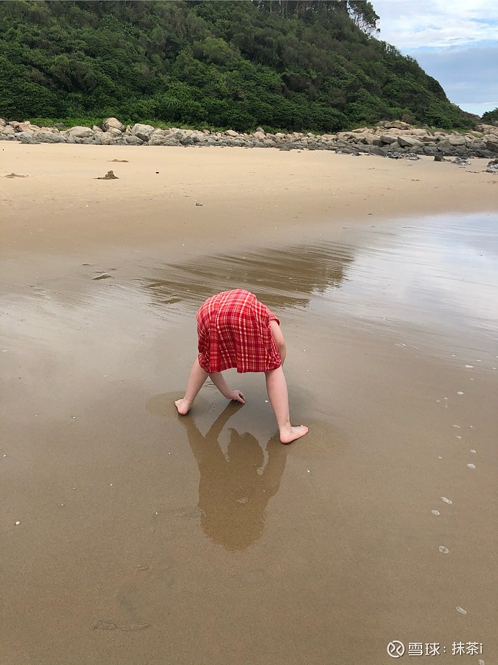 今天手机坏了，陪孩子在海边玩一