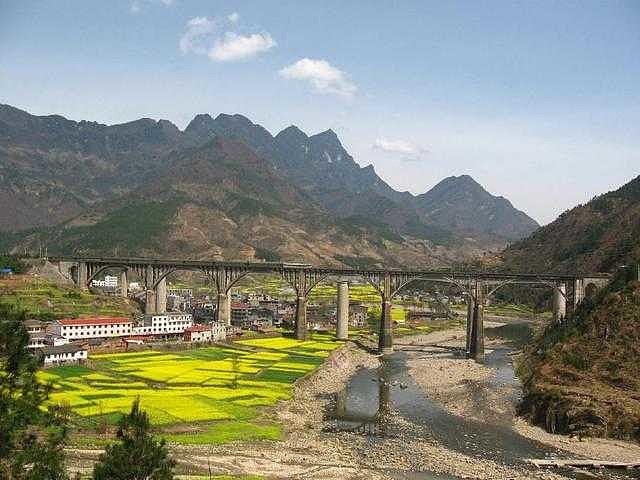 新中国第一条工程艰巨的铁路---宝成铁路 如今,越来越多的高速铁路陆续建成,然而和宝成铁路相比,在施工难度和技术智慧方面就显得黯然失色了。宝成 ...