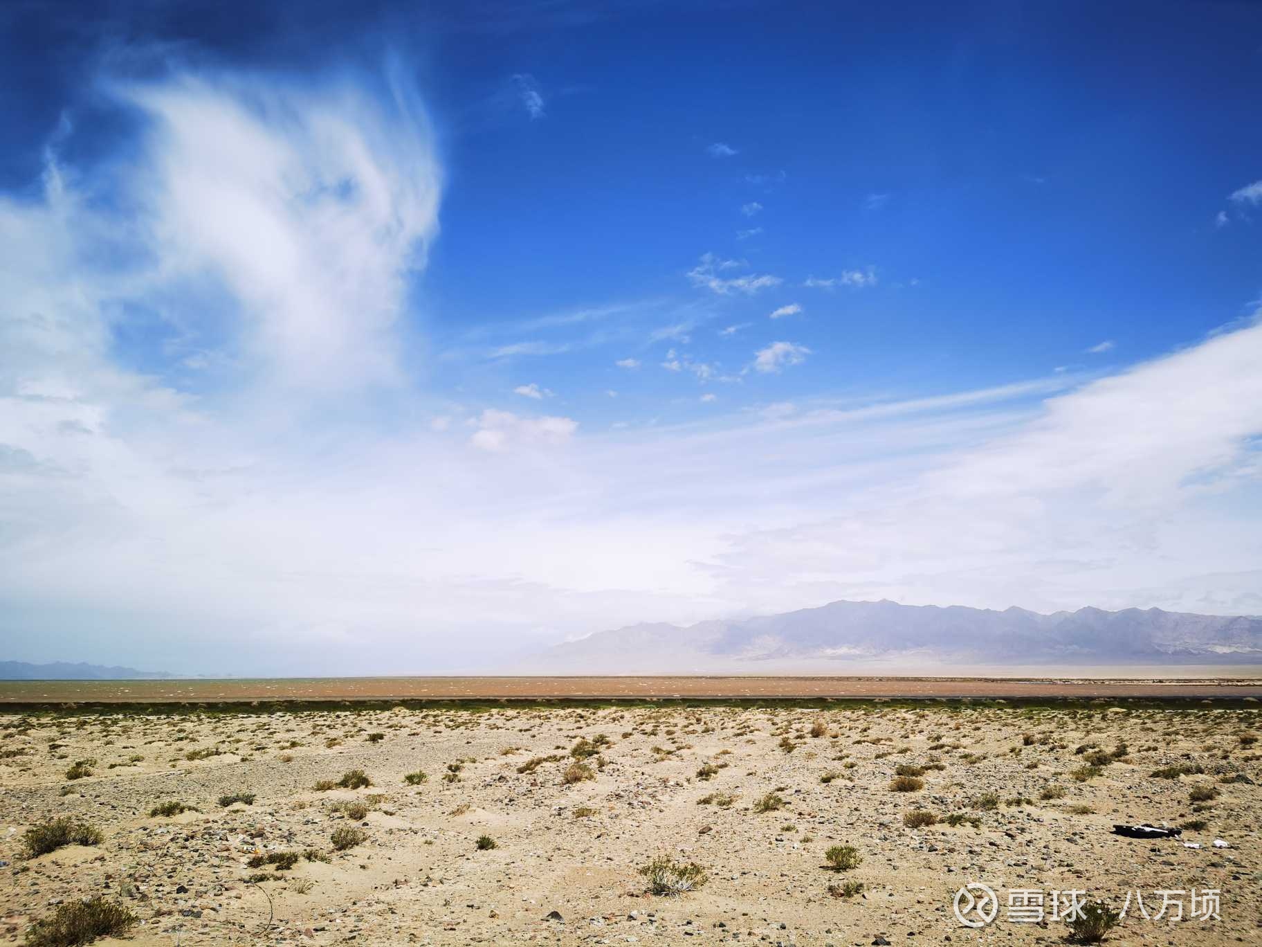 小柴达木湖又名小柴旦湖，蒙古语称巴戛柴达木湖。在青海省柴达木盆地 