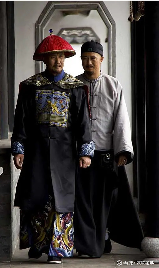 最后,我想截图《大清盐商》剧照,走在后面的巨富盐商汪朝宗,走在前面