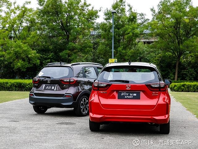 设计上,潮跑pro(sport)和潮越max(crosstar)基本保持一样,只是前脸