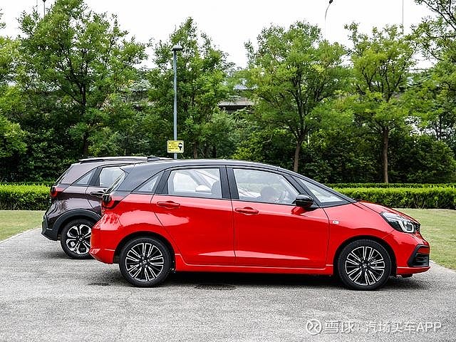 设计上,潮跑pro(sport)和潮越max(crosstar)基本保持一样,只是前脸