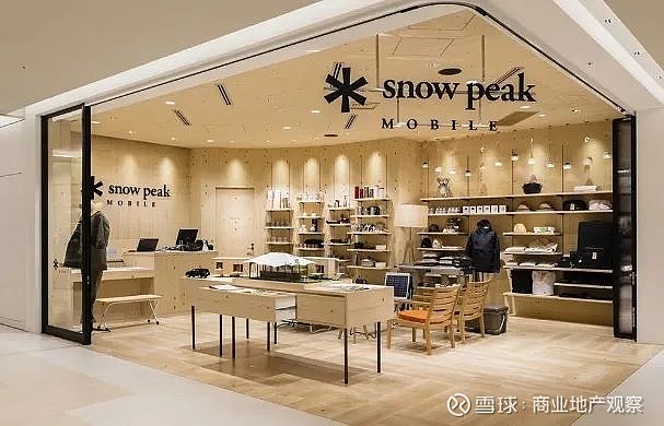 被称为 露营界lv 的snow Peak 开出一家大型户外主题乐园 Urban Outdoor 即都市户外风 从亚洲潮流中心日本兴起 逐渐成为一种独树一帜的户外穿搭风格 随着 U