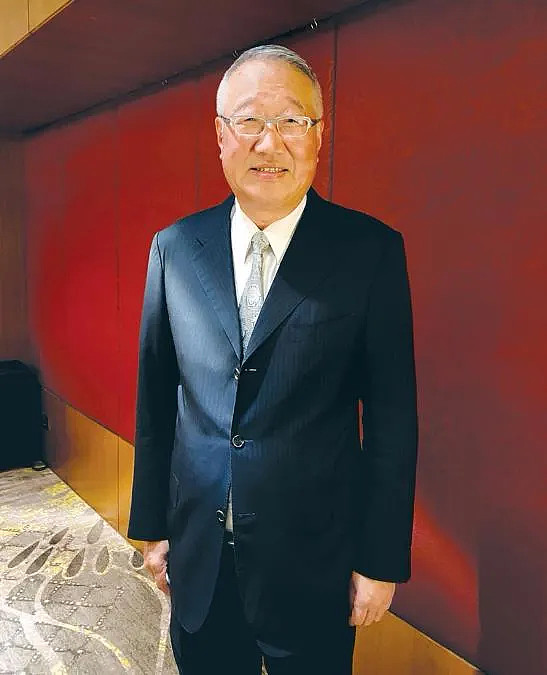 爱浪漫不爱铁血总想脱离兄长郭台铭影子笑嘻嘻也能成就霸业