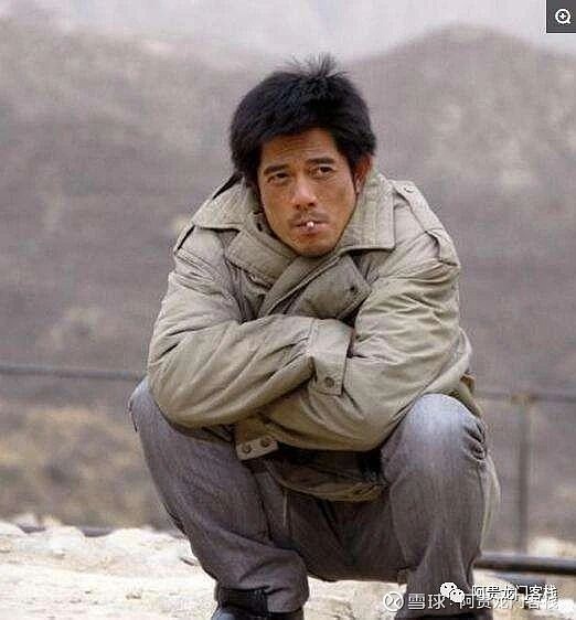 可是在那广阔无垠的大地上,还有很多蹲在地上的主儿呢.