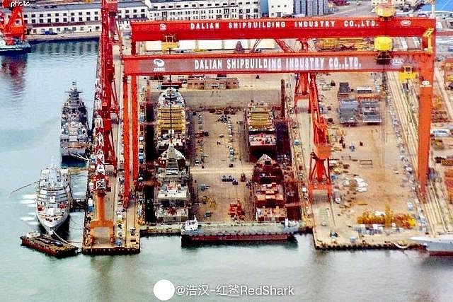 神州军工2年时间4次同时下水8艘神盾驱逐舰大连造船厂实力不如上海吗