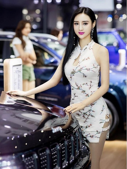 吴春怡以模特出道,被誉为中国"第一车模",长相还颇有上世纪八十年代