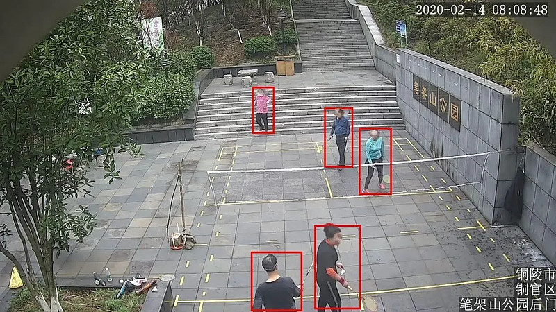 识别预警,当发现超过10人以上人群聚集时,现场管理人员立即疏导人流