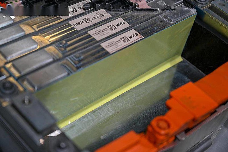 电池能量密度高,同等容量的情况下重量轻,电耗自然就小,续航自然就高.