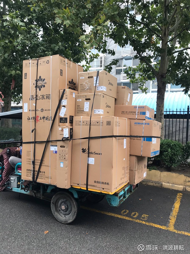 格力晶泓 今天在小区见到了快递小哥运送大件电器,好几个品牌,其中有