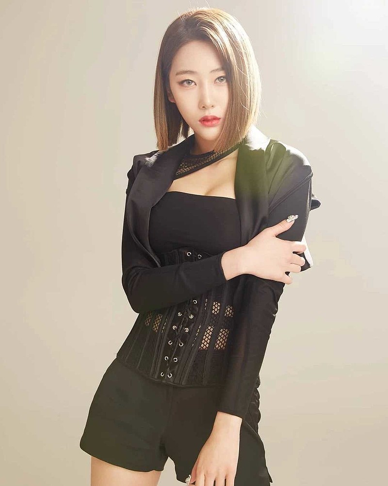 有一个人游嵩山少林寺不小心走到后山天色将晚看见一女子正在溪边打水