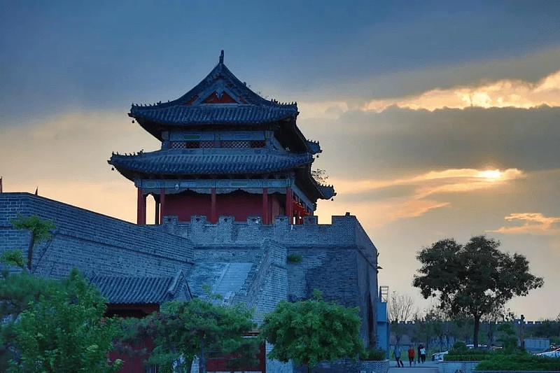 所以,赵匡胤称帝之后,作为"龙兴之地"的宋州,地位直线蹿升,在当时与