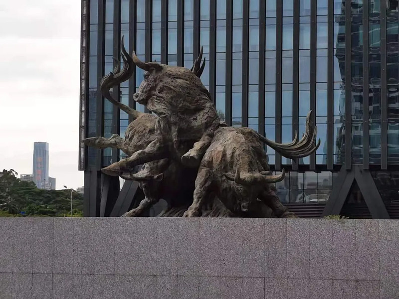 今天跑去深交所交流了,给大家拍了交易所门口的牛,蹭一下好运也好,牛