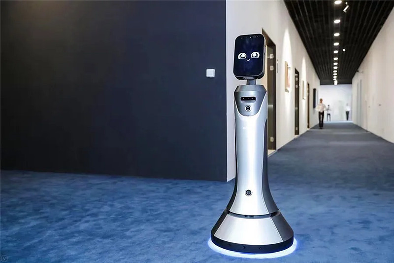 在互动营销层面,猎豹商场机器人发挥其语音招揽,智能交互,大屏内容等
