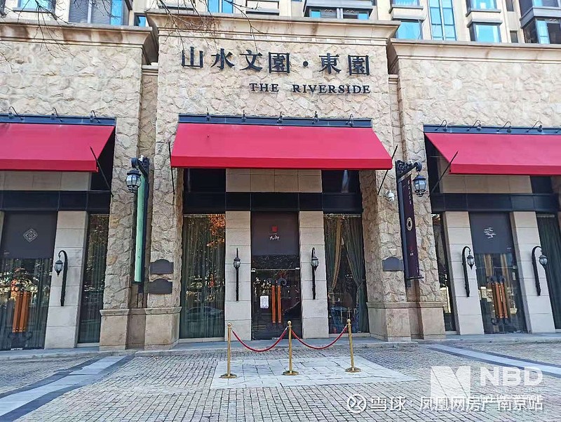 沿途整整齐齐分布着21世纪不动产,链家,丽兹行,麦田,中原等多家中介