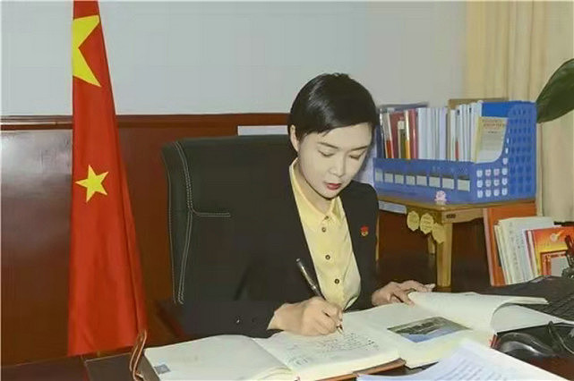 近日,新疆昭苏县女副县长贺娇龙身披红斗篷,在冰天雪地中飒爽策马