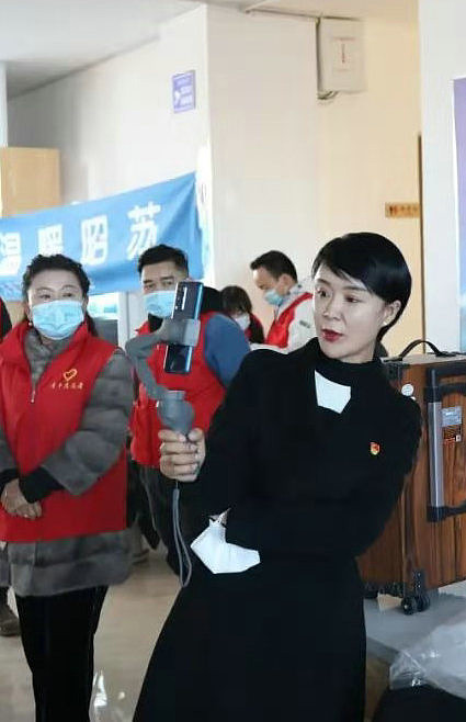 近日,新疆昭苏县女副县长贺娇龙身披红斗篷,在冰天雪地中飒爽策马