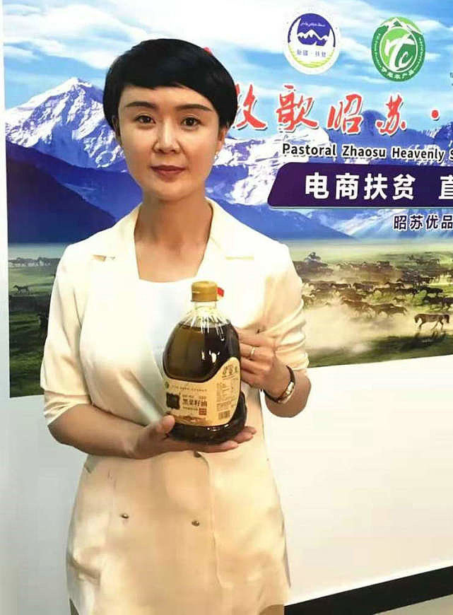 近日,新疆昭苏县女副县长贺娇龙身披红斗篷,在冰