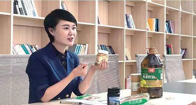 近日,新疆昭苏县女副县长贺娇龙身披红斗篷,在冰天雪地中飒爽策马