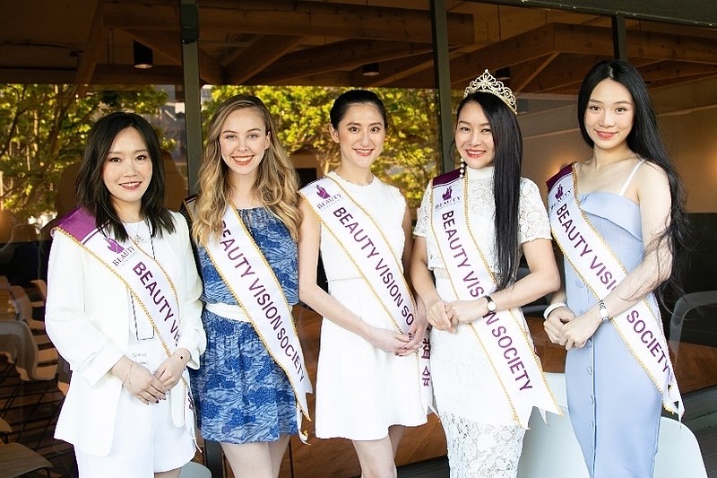 温哥华著名主持人bonnie陈芸荣获杰出女性 表彰年温哥华时间10月17日 由加拿大华人妇女联合会与美国世界华夏妇女联合会联合主办的 第17届杰出女性及全球抗击