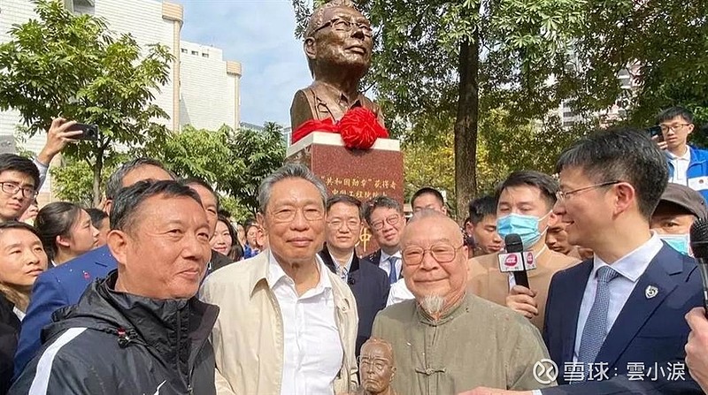 钟南山返母校为个人塑像揭幕遭批评 网民质疑忽略李文亮