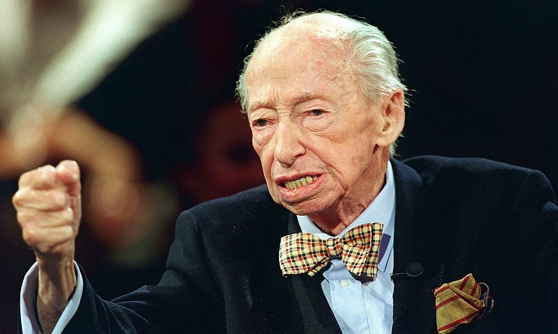 一个人在街上散步,旁边是他的狗,狗总是这样,它