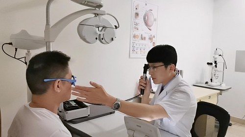 成都爱尔"眼"见为实,开启眼科医生无镜人生