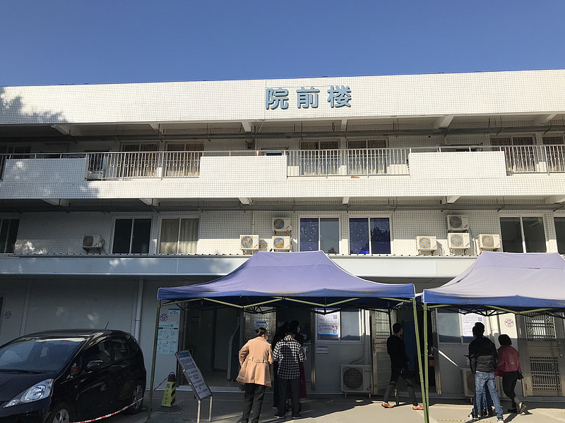 从北京参加完活动回来,就在医院做了核酸检测.人不多,几乎是随到随检.