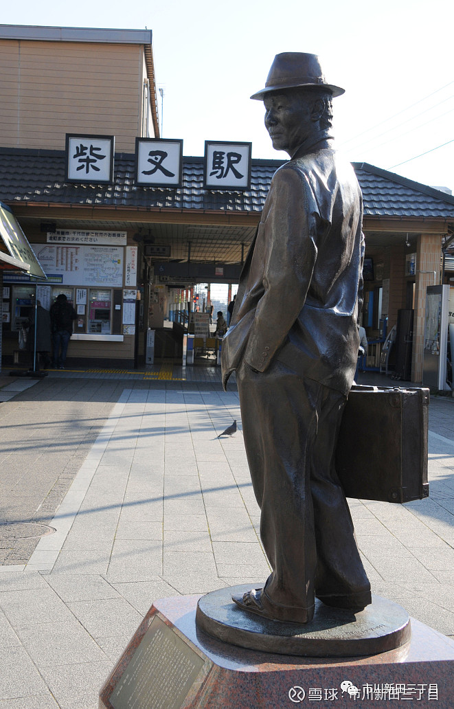 位于东京都葛饰区柴又驿站前小广场上的寅次郎塑像