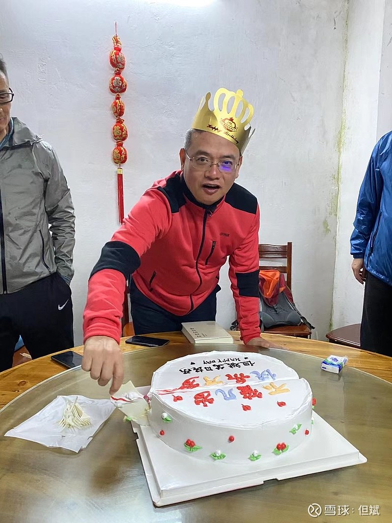 没想到同学们还为我准备了生日蛋糕送了我一本时间的玫瑰每个人在扉页