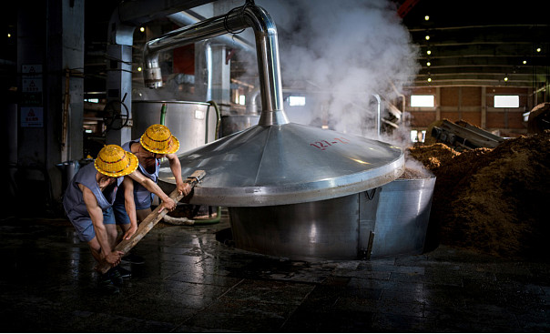 新万吨酒罐群落成四特总储酒能力突破11万吨