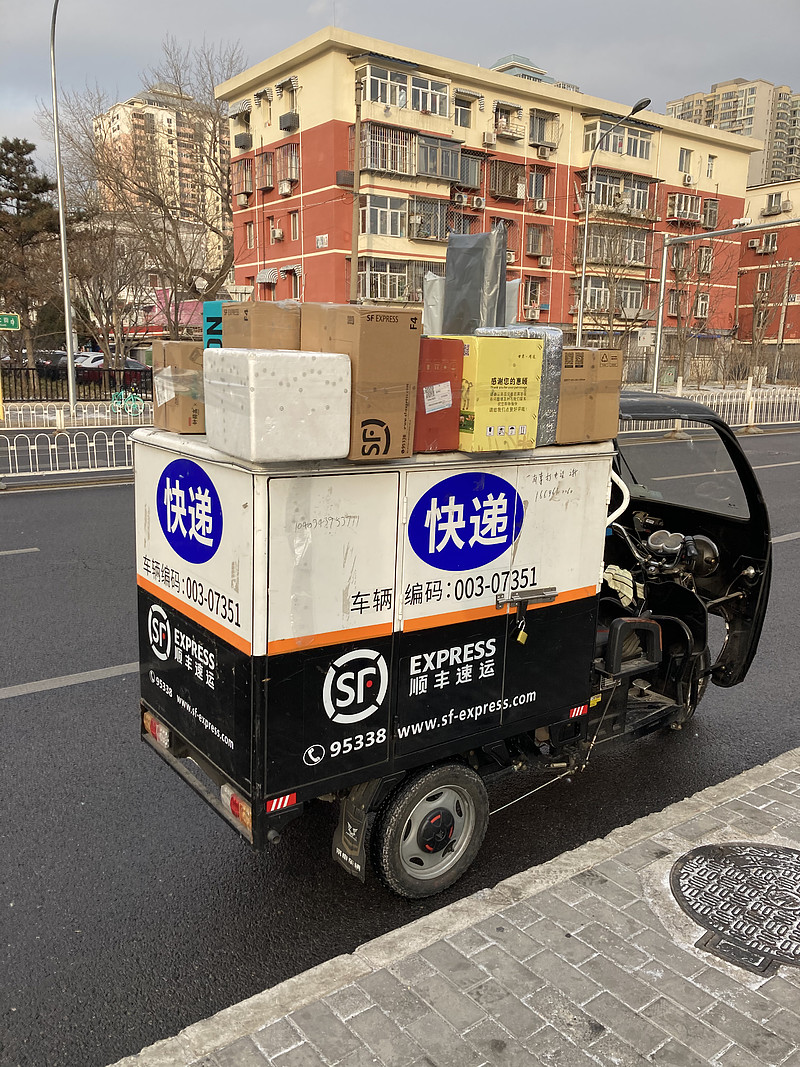 $顺丰控股(sz002352)$ 今天早上在路上跑步,看到一辆顺丰快递小哥的车