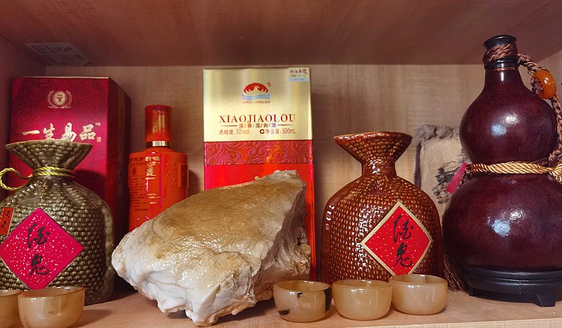 一类是只喝 茅台 ,别的酒都不喝,这类人特点保守,虚荣,有的是纯粹装b