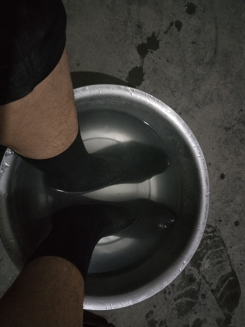 泡脚的时候只要穿着袜子可以顺便把袜子洗了我觉得我是雪球里的卧龙