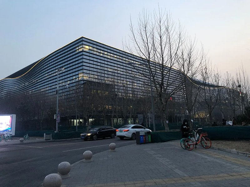 在后厂村网易和百度大楼东侧的一处停车场,负责看车的老师