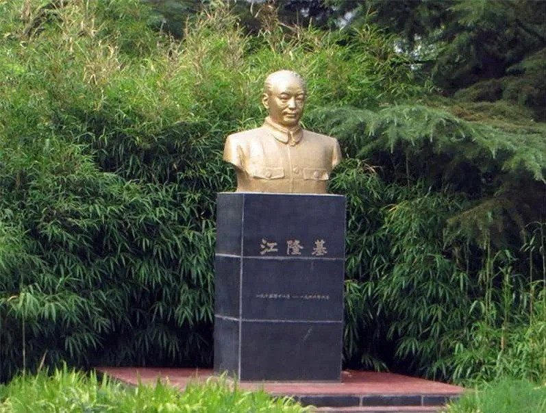 1986年的一天,兰州大学86级新生在校园江隆基老校长塑像前举行入学