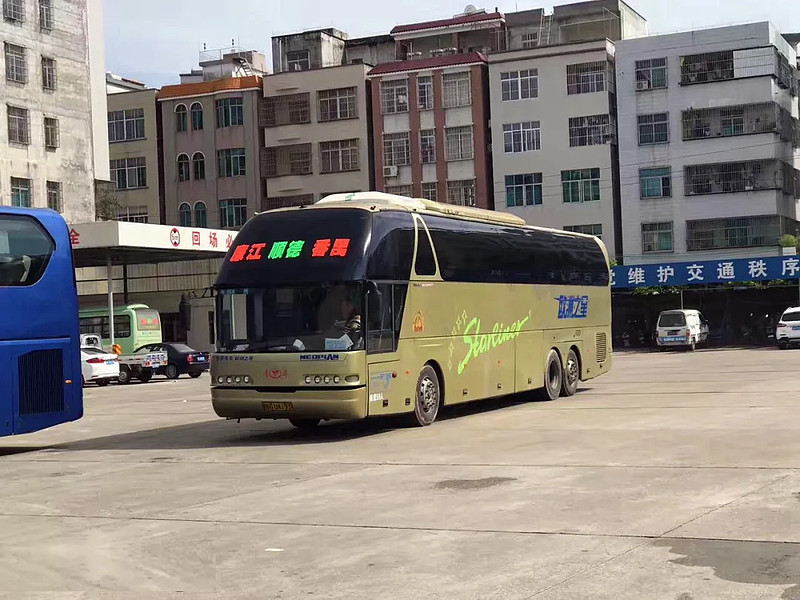 7米客车(jnp 6137)和卧铺客车(jnp 6137 w),中国第一辆可以在高速公路